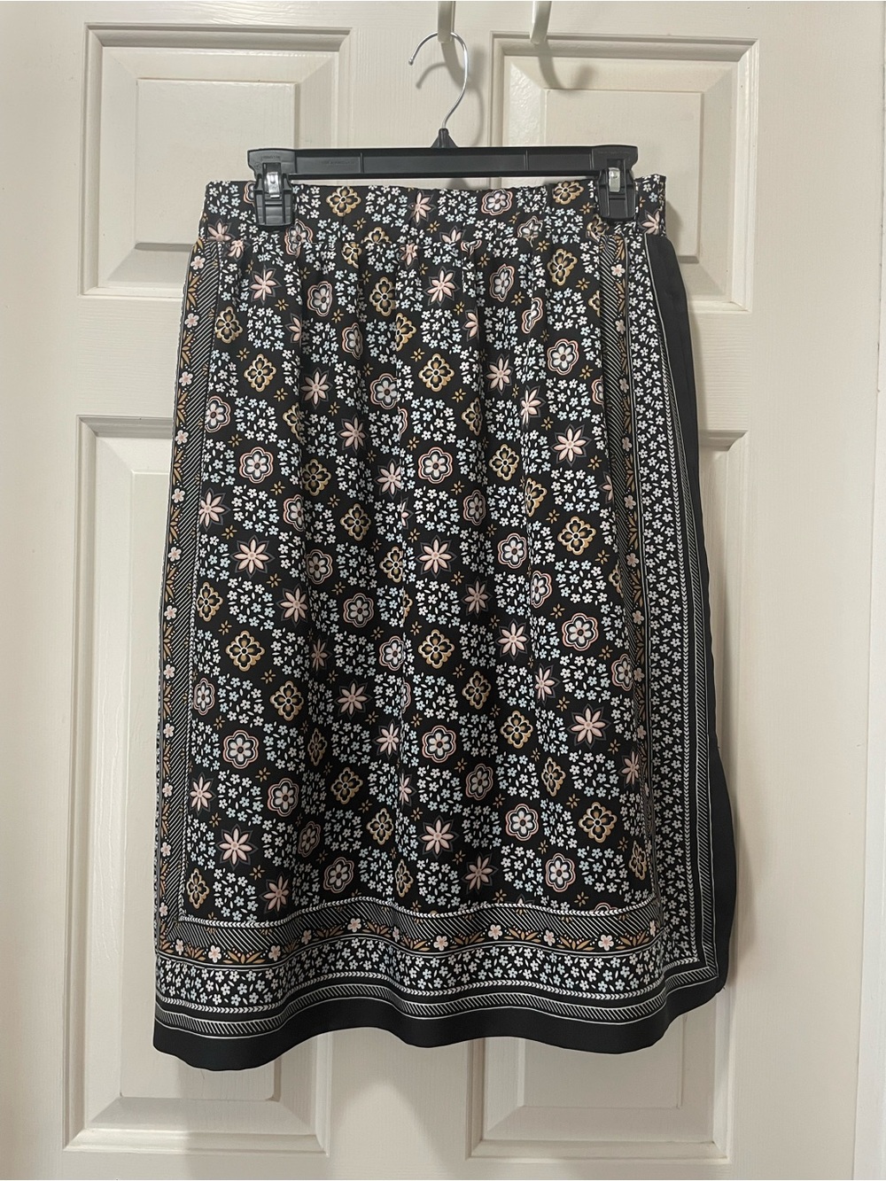Women’s Ann Taylor Black and White Floral Print Flowy Midi Skirt size LP